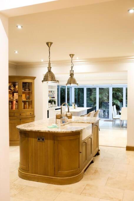 Luxury Villa Sleeps 12 Poole photo 6
