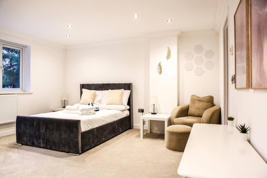 Luxury Villa Sleeps 12 Poole - photo 2