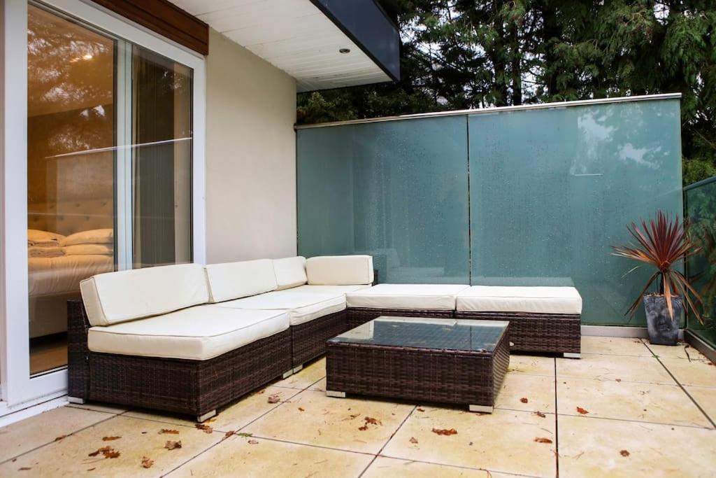 Luxury Villa Sleeps 12 Poole photo 7