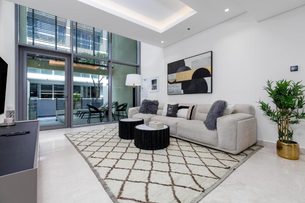 Maison Privee - Exquisite Duplex with Private Patio & Loft Living, Dubai
