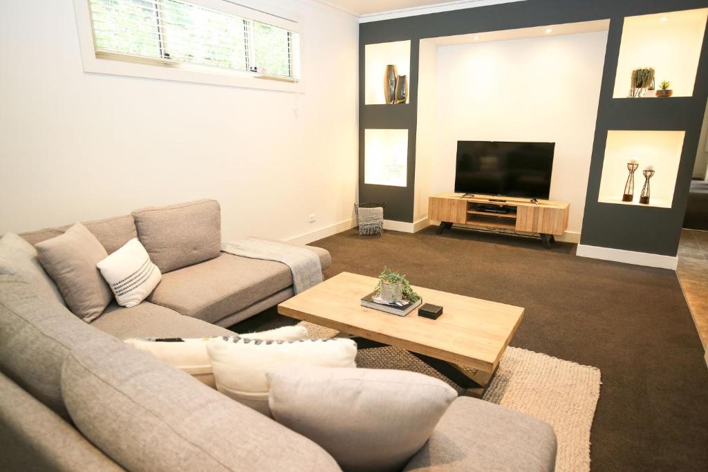 22 Riverside, Bright