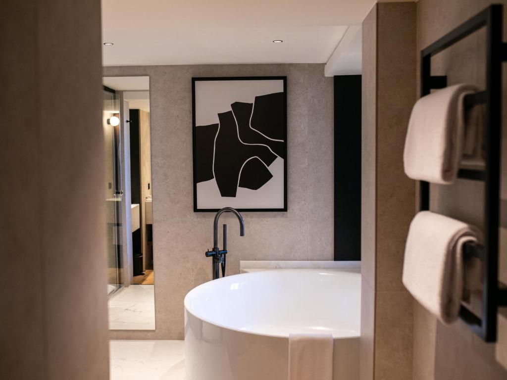 グラン オテル ラ クロッシュ ディジョン エムギャラリー コレクション (Grand Hôtel La Cloche Dijon - MGallery Collection) バスルーム（客室）