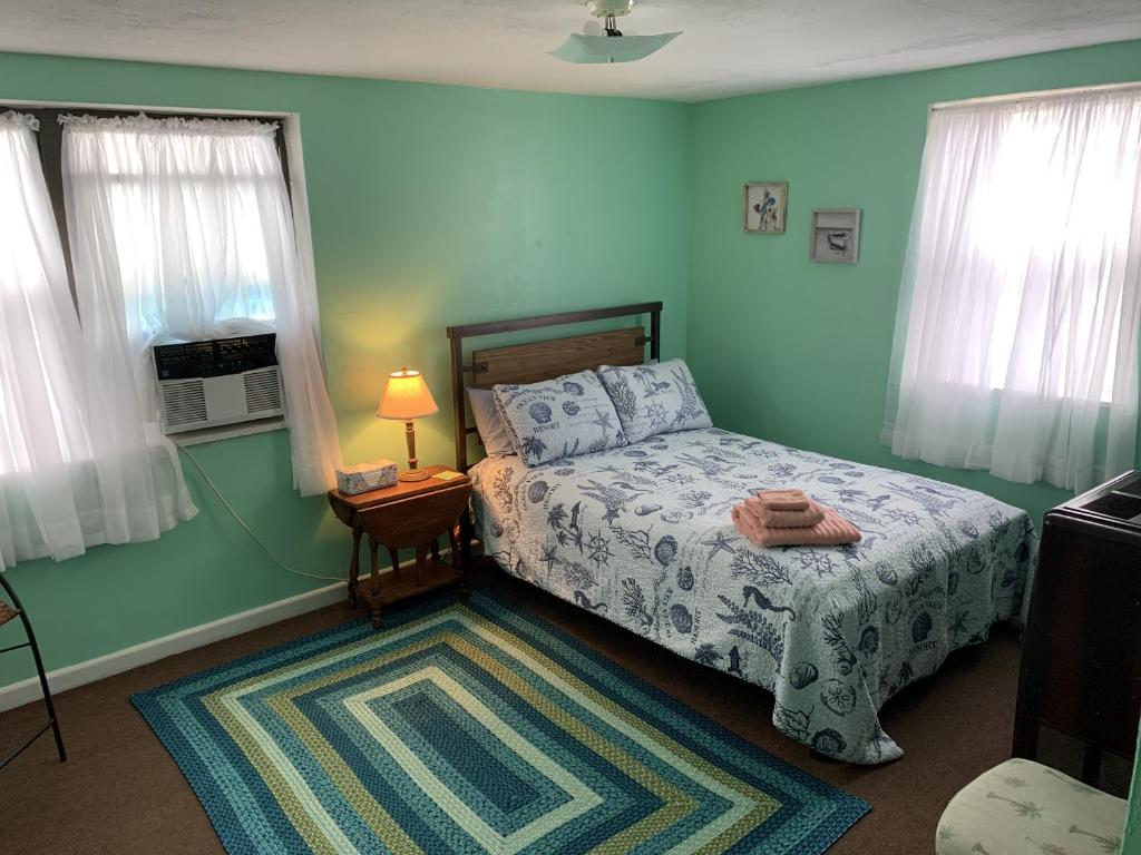 Break Side Studio #5 apts, North Camellia Acres