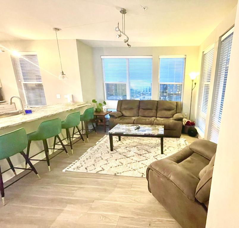 King of Prussia Luxury Escape: 3 Bed 2 Bath Oasis in Vibrant Town Center!