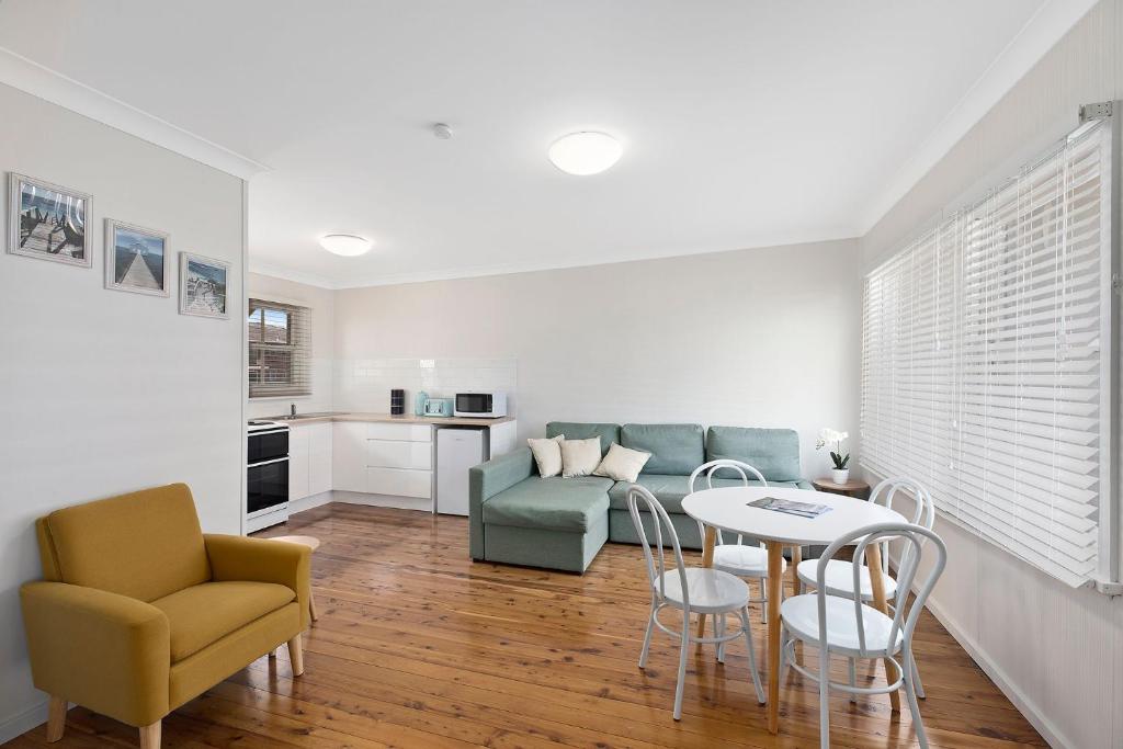 Carousel Apartment 5, The Entrance