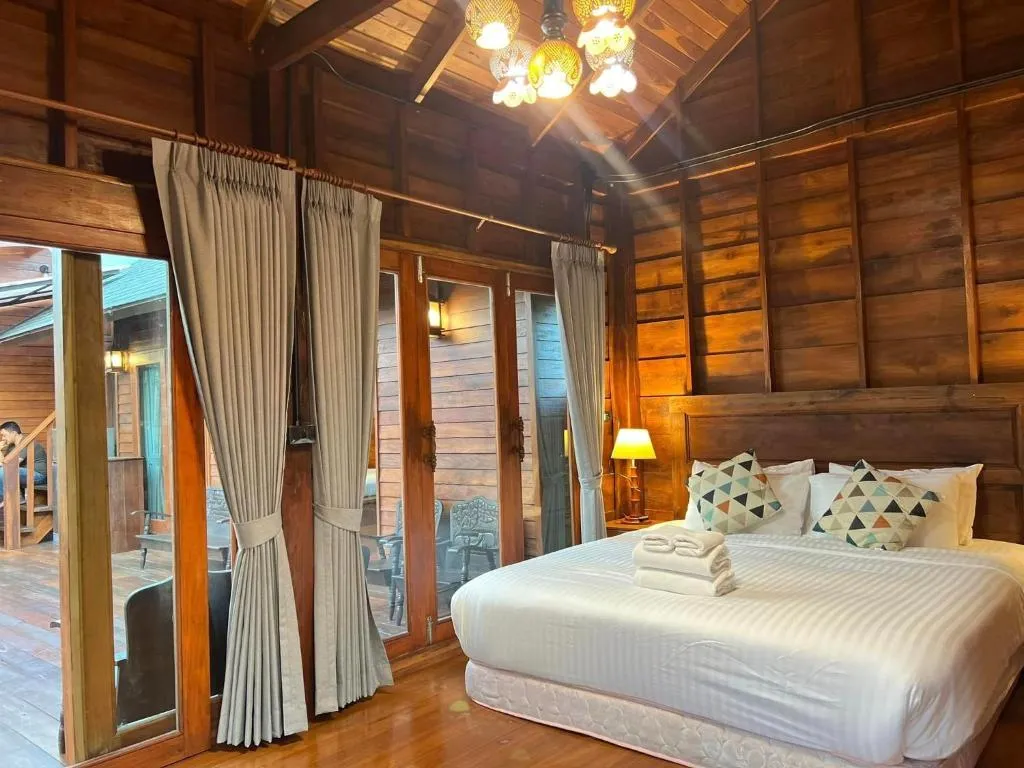 Bann Rai I Na, hotel in Phrae