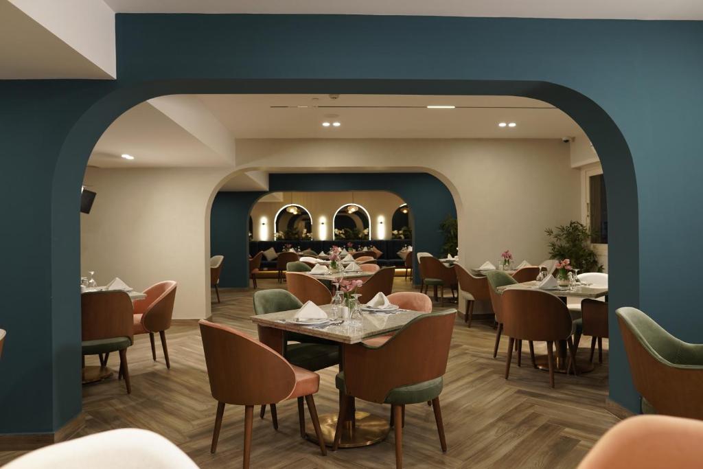 Restaurant, The Grand Plaza Hotel Smouha in Alexandria