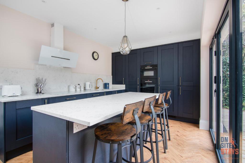 OnSiteStays New Large modern 4 bed, Parking, Wifi, 2 x Bathroom, Orpington