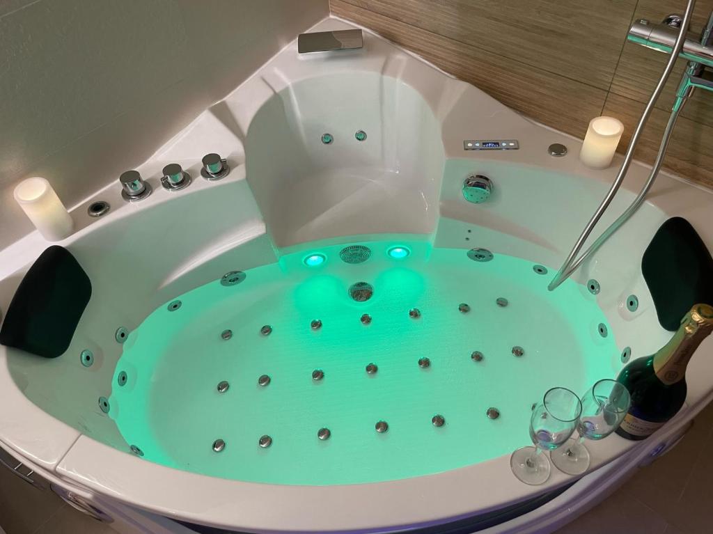 Nice Renting - FRANCE - Luxury Suite Palace Love Jacuzzi - Few meters from Sea - 2