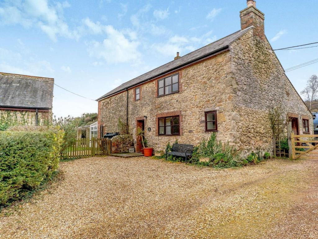 3 bed in Carisbrooke IC037, Newport