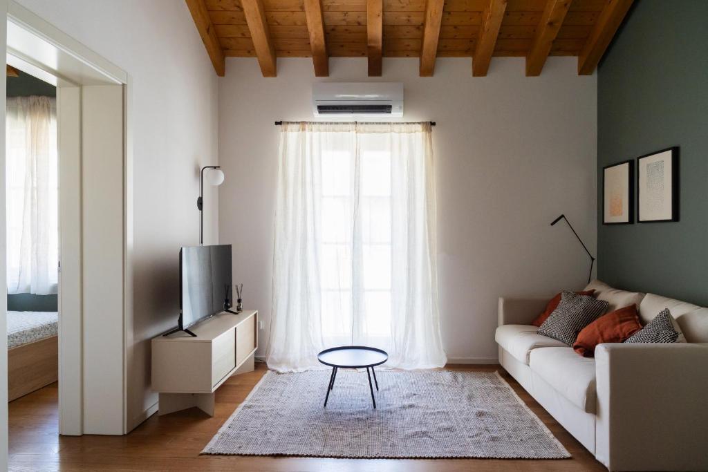 Double Private Parking, 2 Bedrooms & 2 Bathrooms - Elegant Apartment in Old Town, Udine