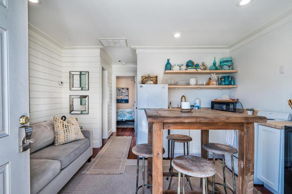 The Folly Feeling 1 Block to Beach, Folly Beach