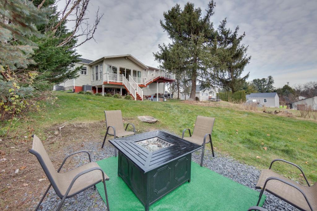 2 Mi to Hersheypark Group Getaway with Deck, Hummelstown