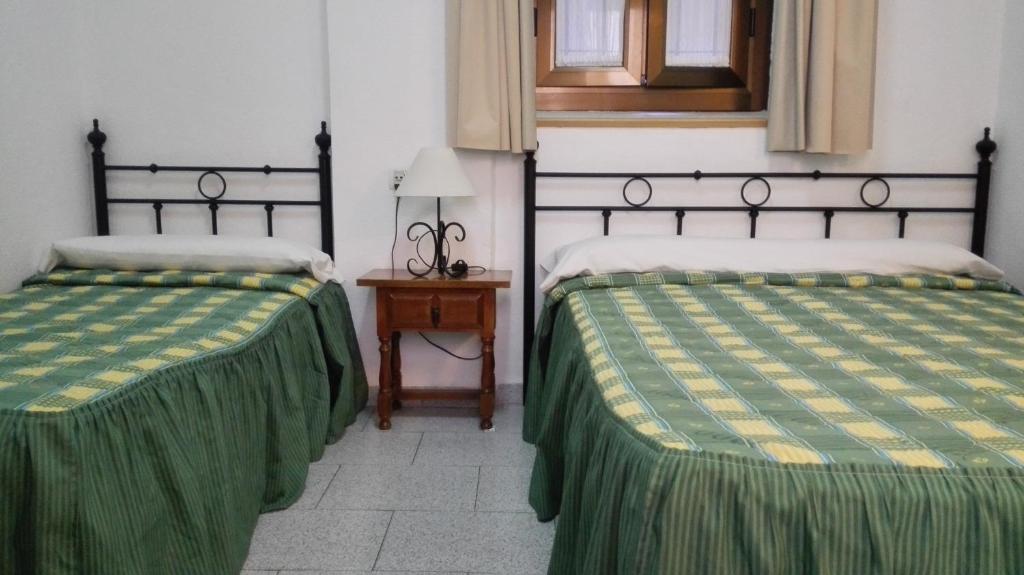 Habitación Doble con cama supletoria y baño compartido