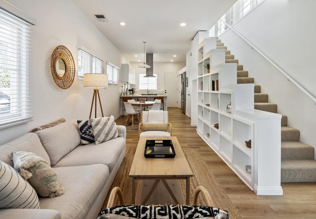 Exclusive 2BD 3BA with Balcony, Los Angeles
