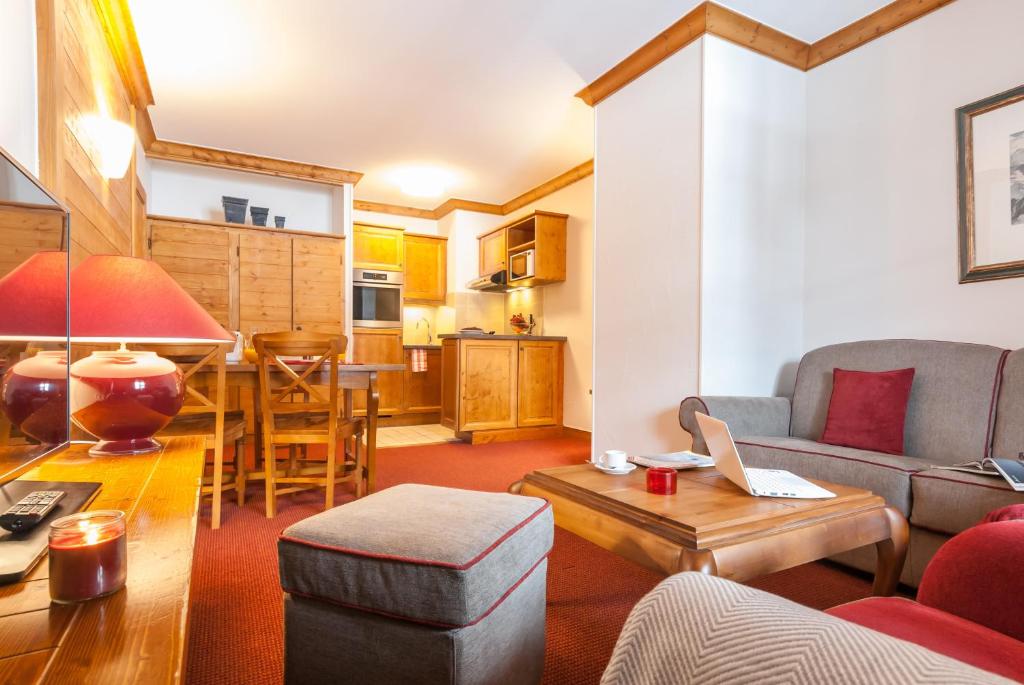 Shared lounge/TV area