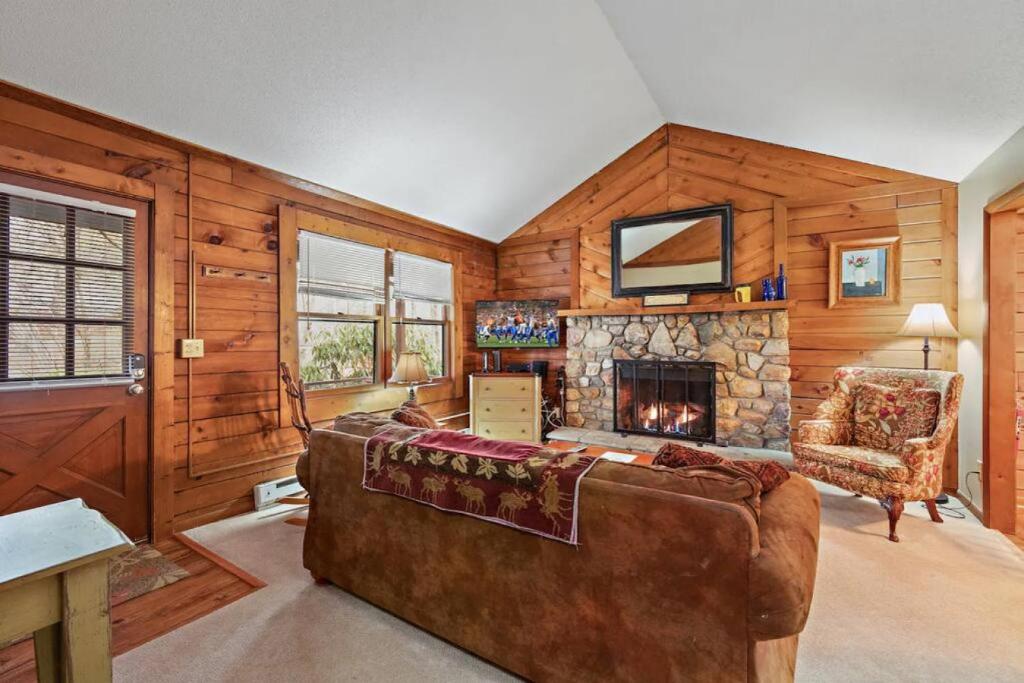 Classic Log Cabin with Fireplace on Quiet River, Blowing Rock