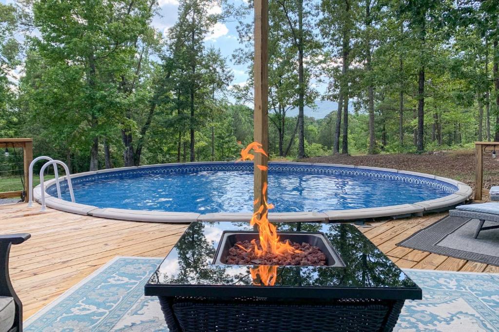 Charming Cottage with Hot Tub 15 Mi to Chattanooga!