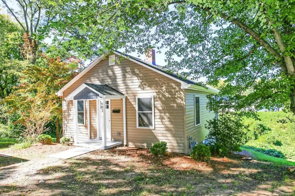 Quaint Newly Renovated Downtown Cottage