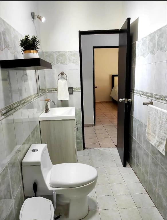 3 Bedrooms Home. Walking distance to the Malecon. - 4