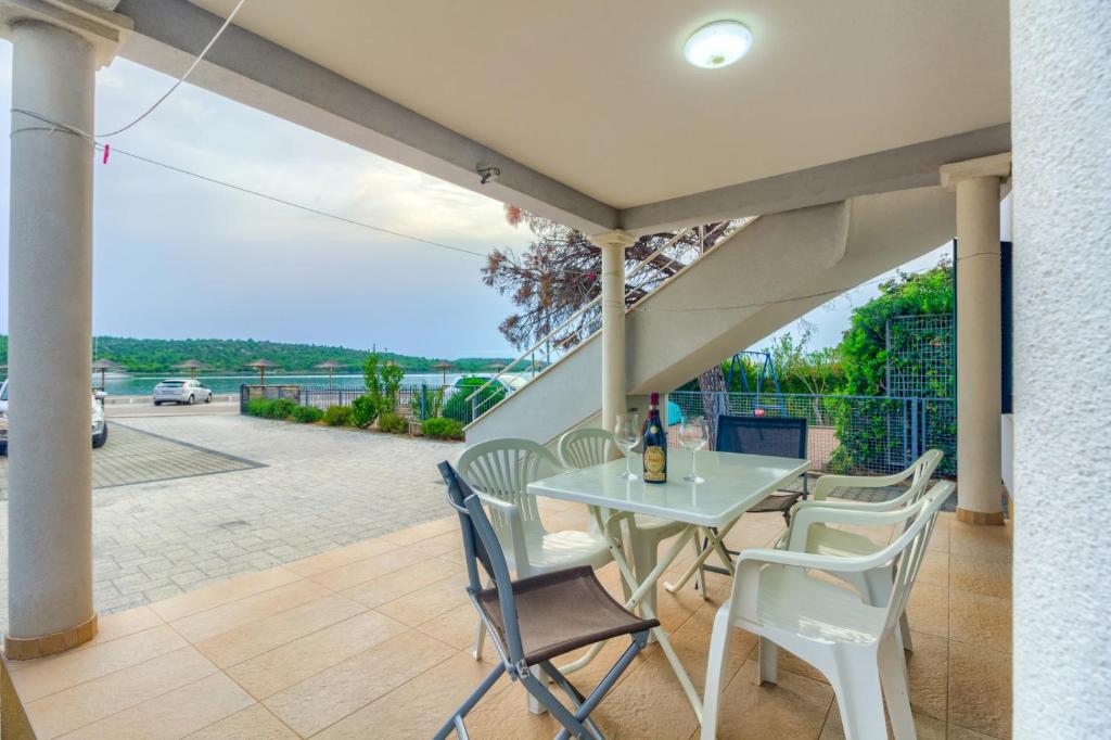 Apartment in Pirovac with sea view, terrace, air conditioning, WiFi (4925-2), Pirovac