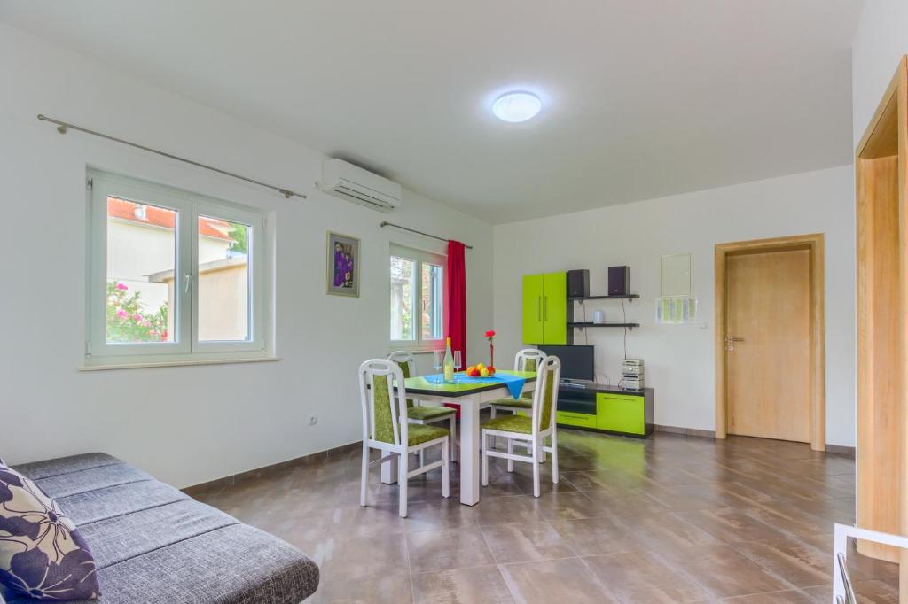 Apartment in Pirovac with terrace, air conditioning, WiFi (4925-3), Pirovac