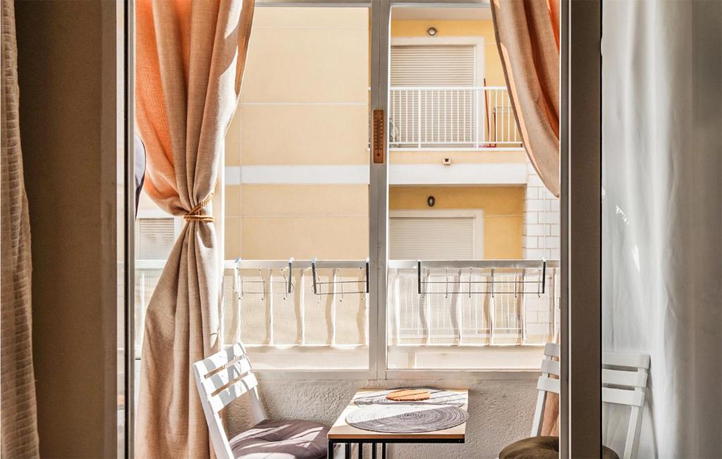 Gorgeous Apartment In Torrevieja - 4