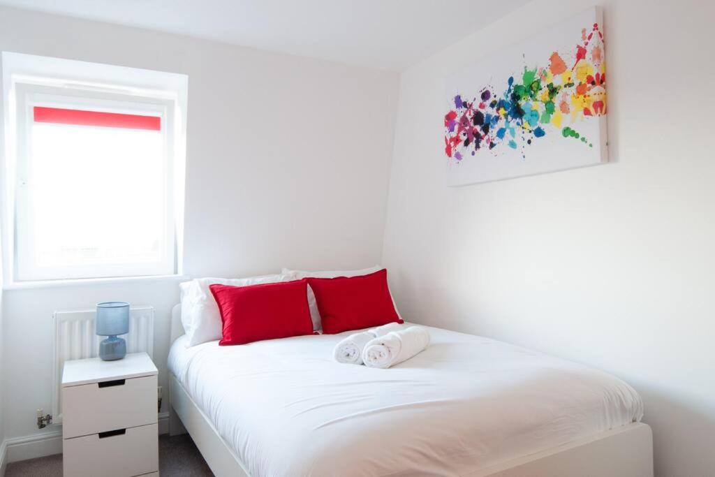 Caribou Suite-Bright & Spacious 2-Bed, Gated Parking, Close to City & Hospital, Burton upon Trent