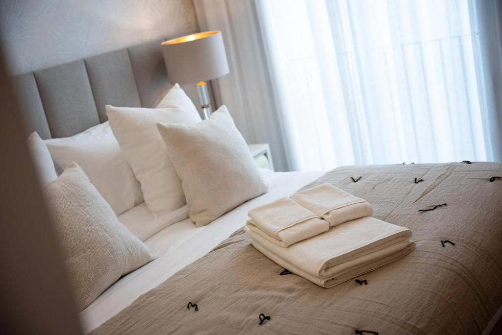 Central 2-Bedroom Apartment in Puerto Banús, Marbella - 2
