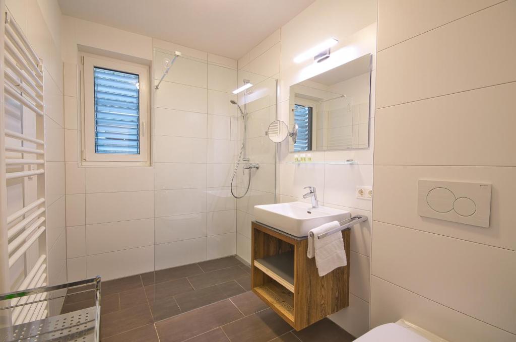 Bathroom, Golf & Glacier View - by Alpen Apartments in Zell Am See