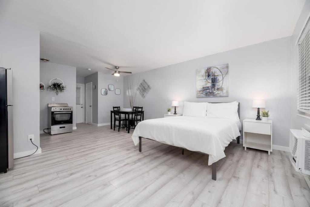 Just Off Wilton Drive Apt 3, Fort Lauderdale