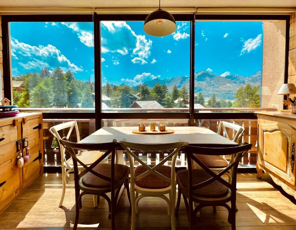 La joue du loup, aux pieds des pistes et vue sur montagnes，位于拉茹杜罗普的酒店