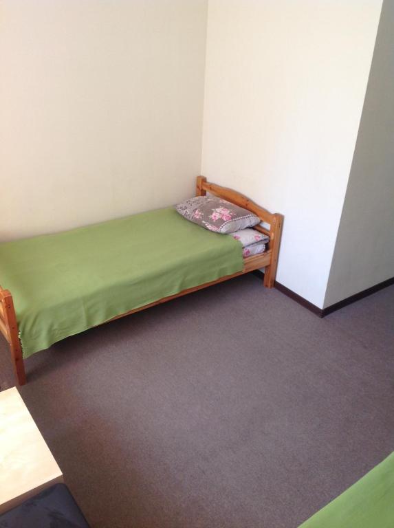 3 床宿舍房的 1 張單人床－附共用衛浴