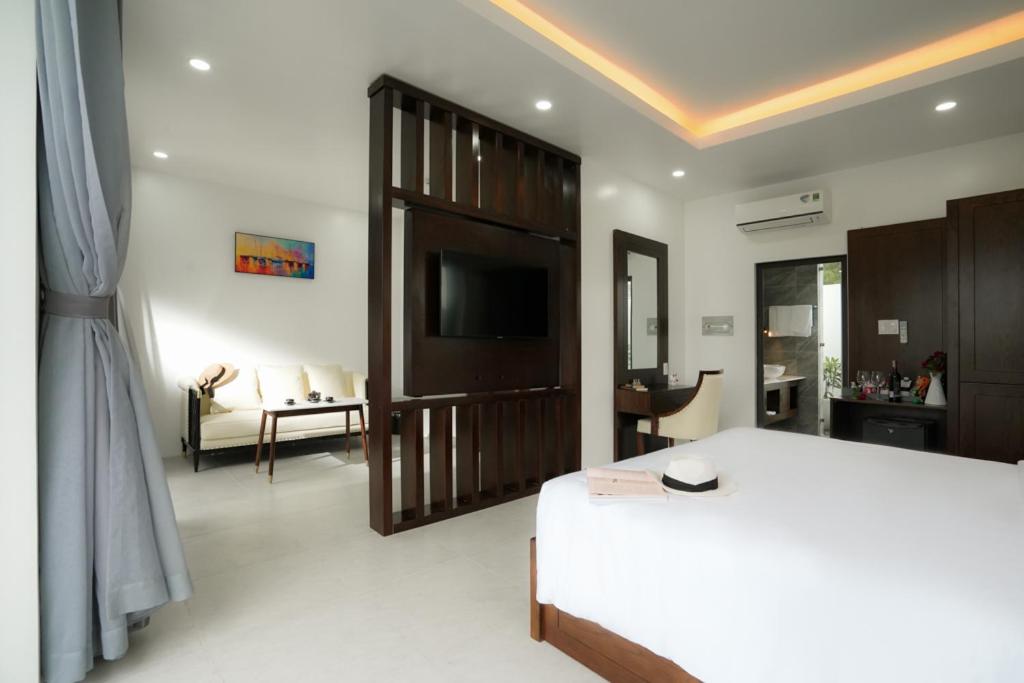Shared lounge/TV area
