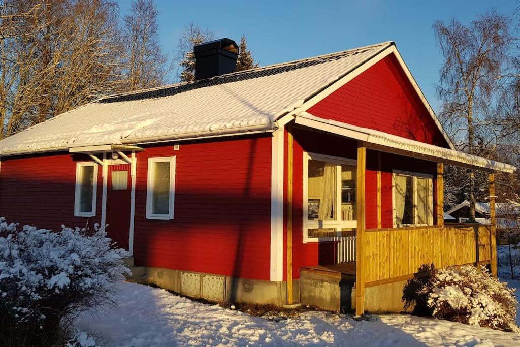 Hus nära sjö och säfsenresort