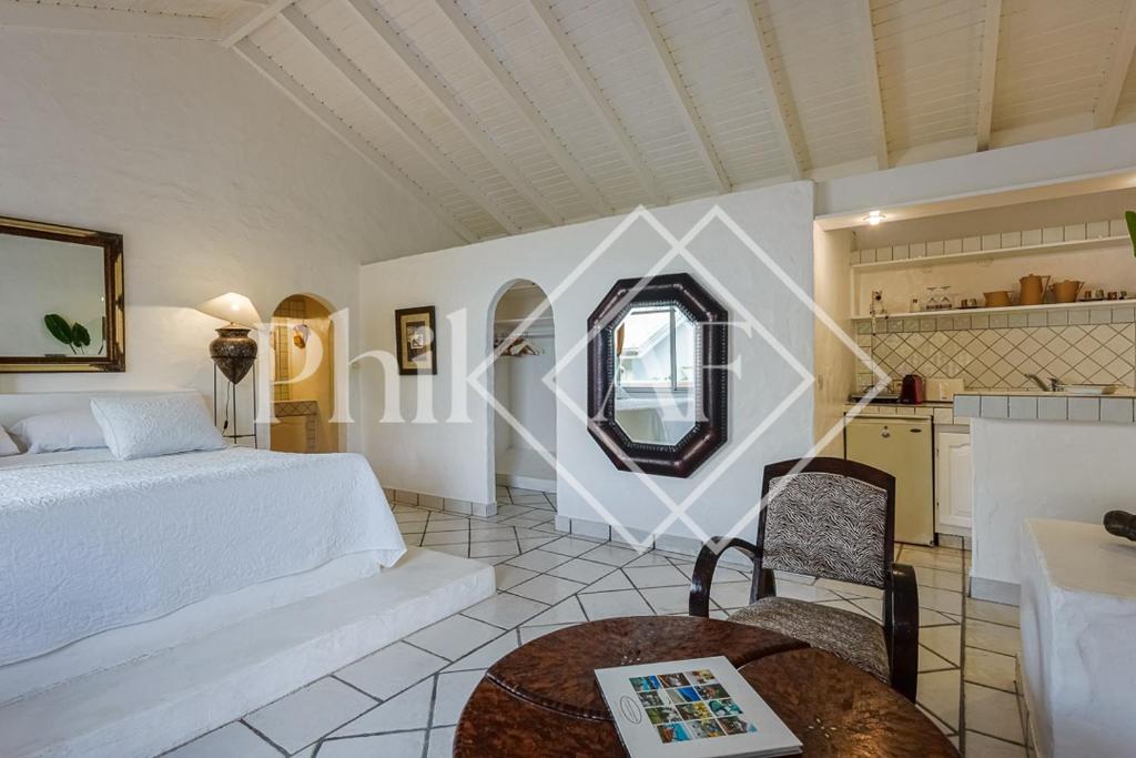 Exceptional 6 bed-rooms Villa at Anse Marcel 전경
