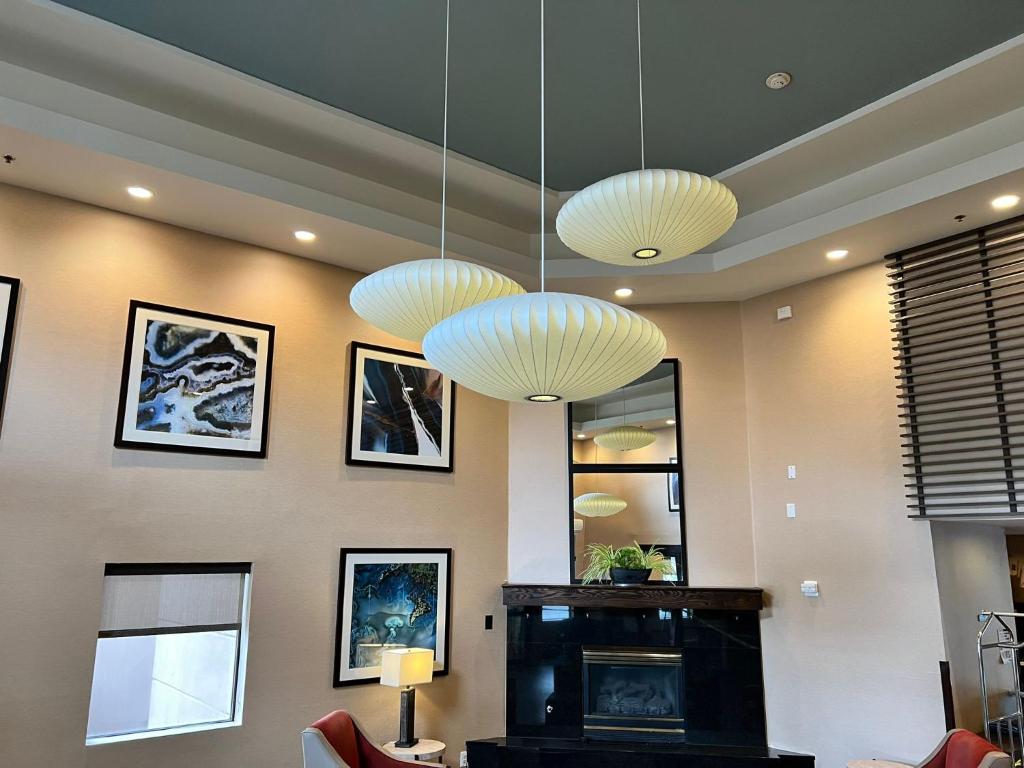 Comfort Suites Louisville East フロント・ロビー