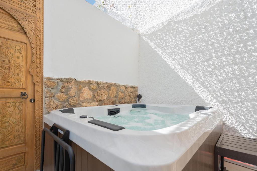 Casa Folimanka, 250sqm Garden Duplex with Jacuzzi, Sea View & Cinema - 5
