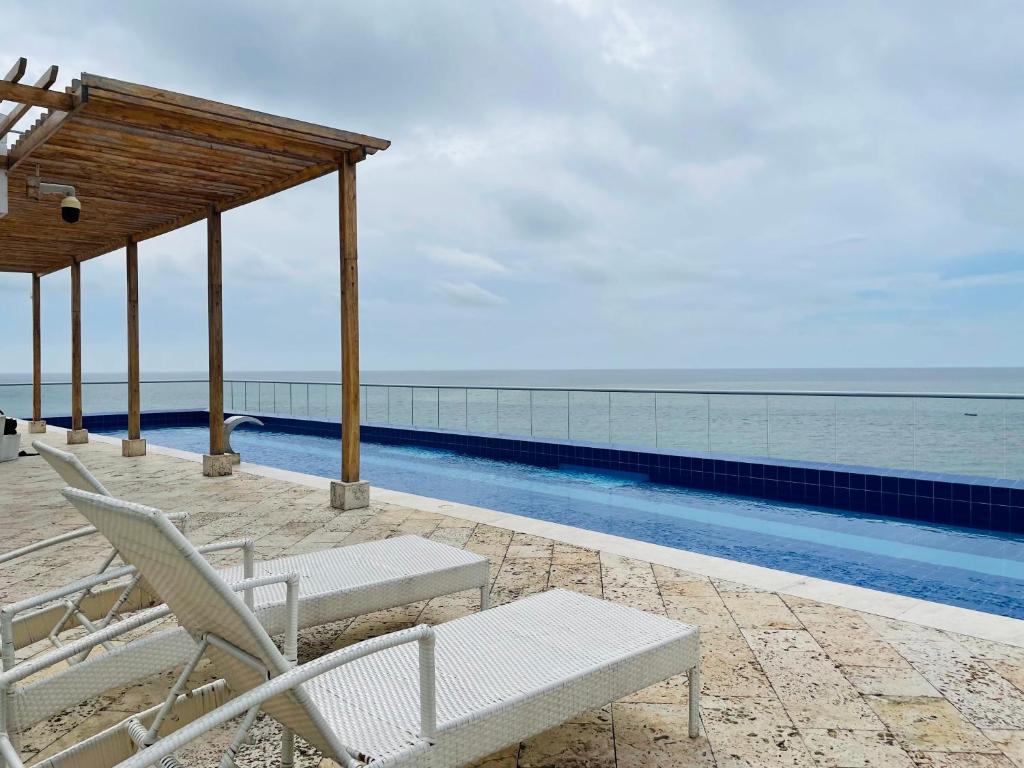 Beachfront Apartment with Stunning Infinity Pool, Cartagena