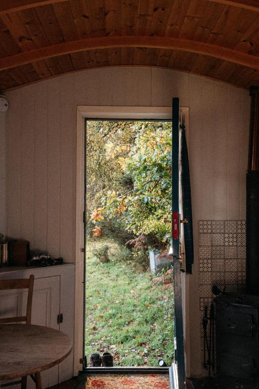 Secluded Shepherd's Hut, Rake photo 8