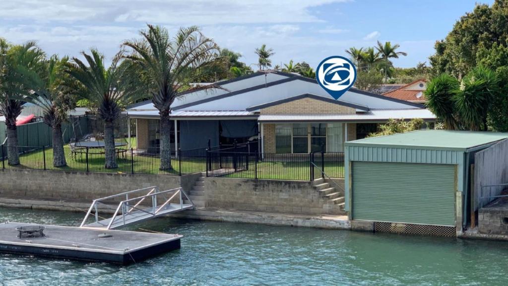 Ground floor, family unit on the canal with free WIFI!, Bongaree