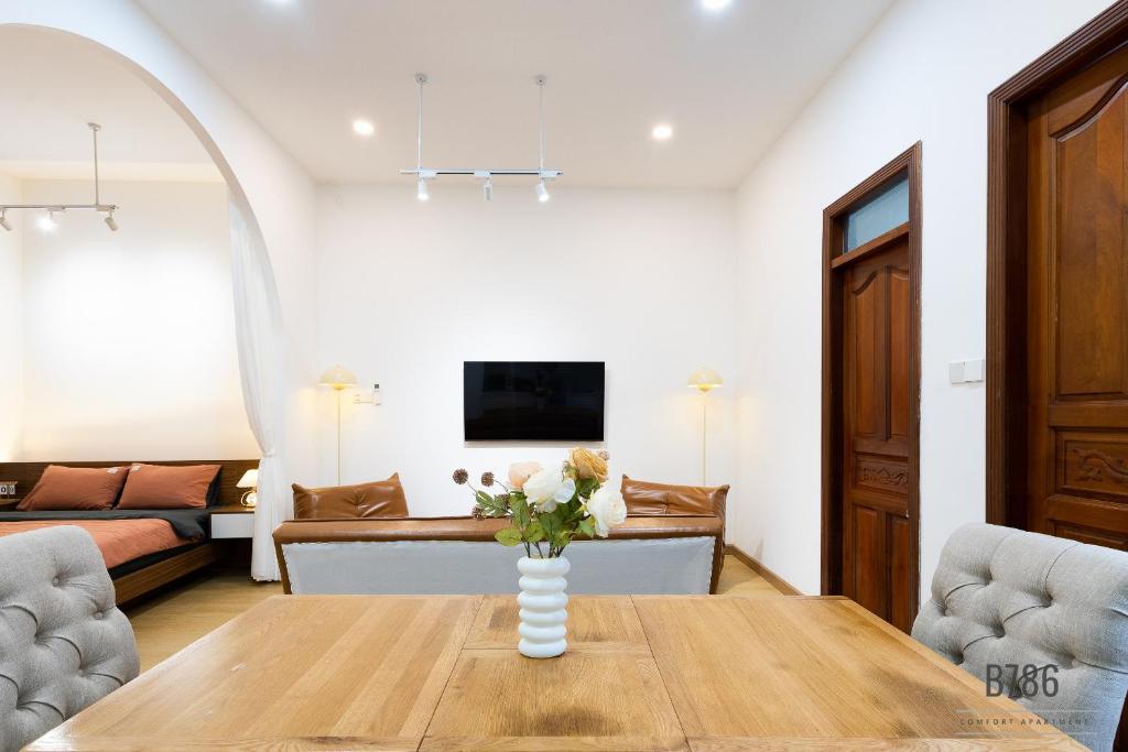 B786 Airport Homestay