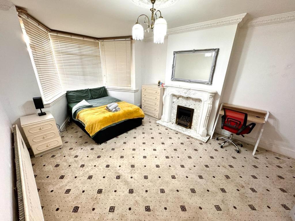 Topaz XL Room 1 near QE & UOB