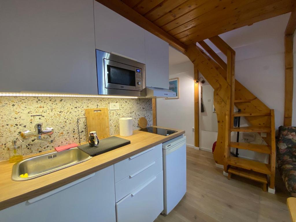 Bele Staze Apartman 86, Brzeće