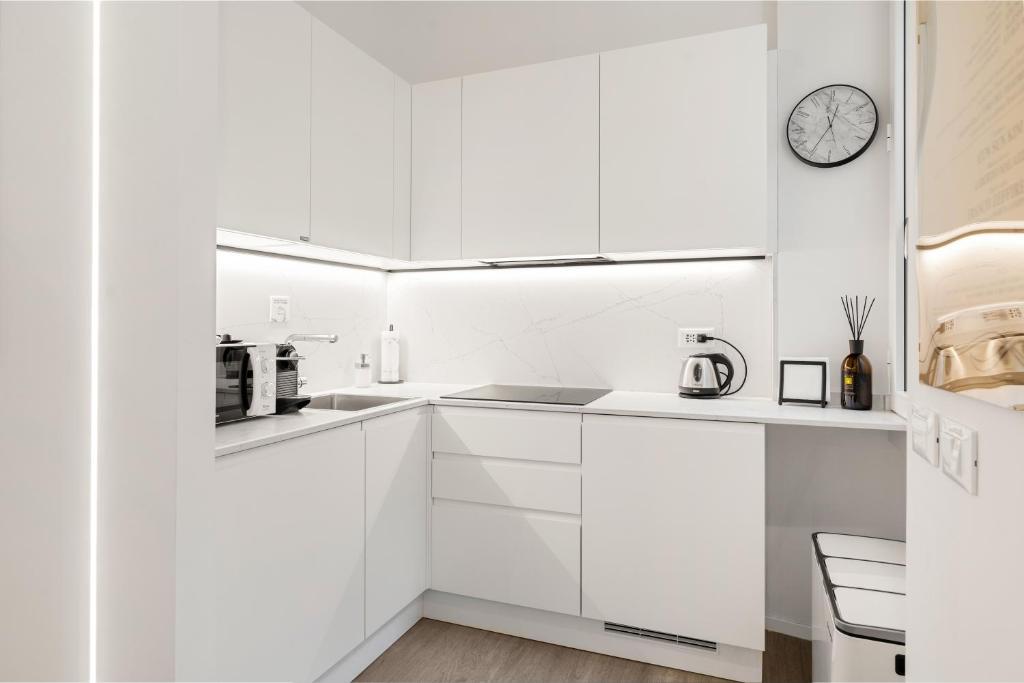 Modern Quiet Super Central Luxury Apartment - 3