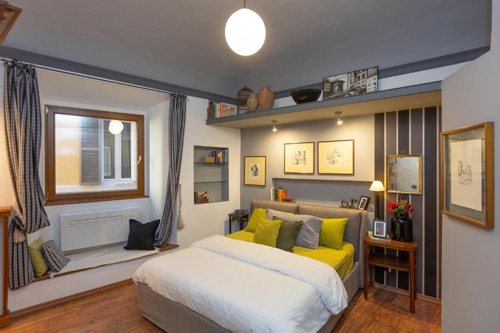 Pantheon by Rental in Rome, Roma