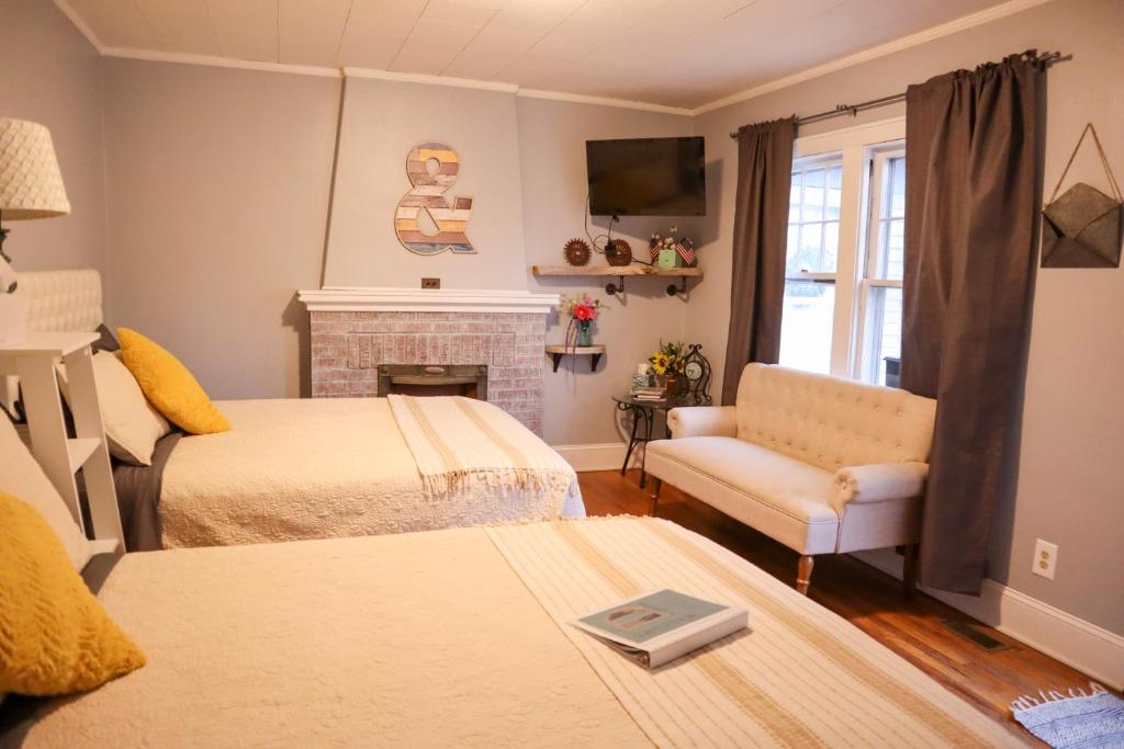 Cozy hideaway on Main, Farmhouse Unit