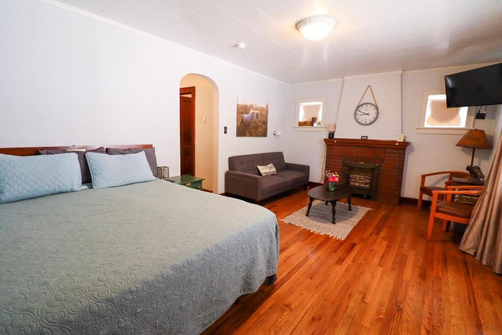 Peaceful Hideaway on Main, BH Adventure Unit