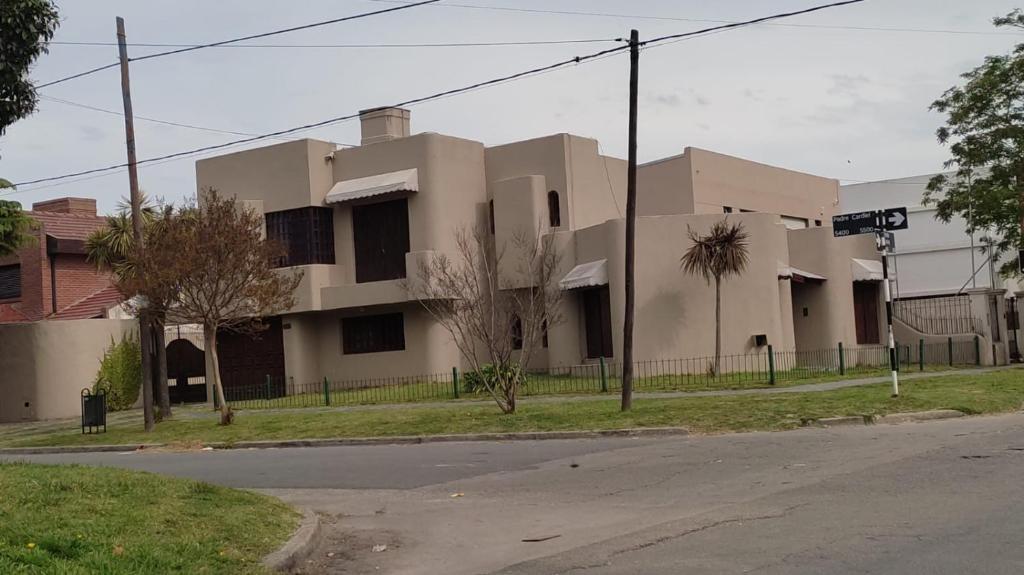Casa grande en Mar del Plata, cochera, parrilla, parque, TV con wifii. IMPECABLE - 1