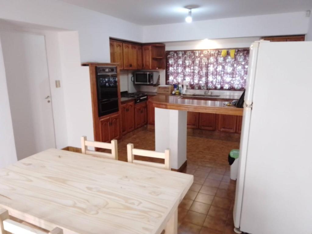Casa grande en Mar del Plata, cochera, parrilla, parque, TV con wifii. IMPECABLE - 3